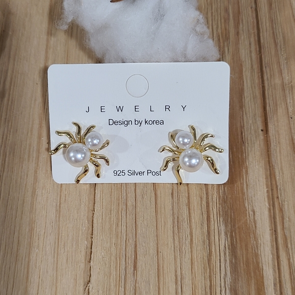 🕷🕷NEW🕷🕷GORGEOUS!! Faux Pearl Spider Earrings in 925 Silver Posts - Picture 10 of 16